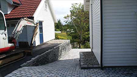 Belegningstein i hage. Foto.