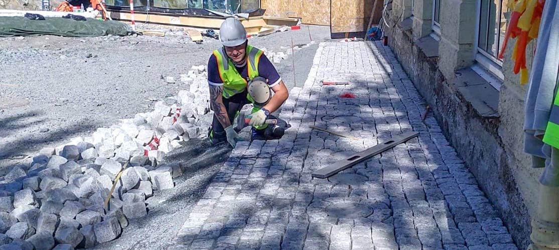 Anleggsgartner ved Midtun skole.