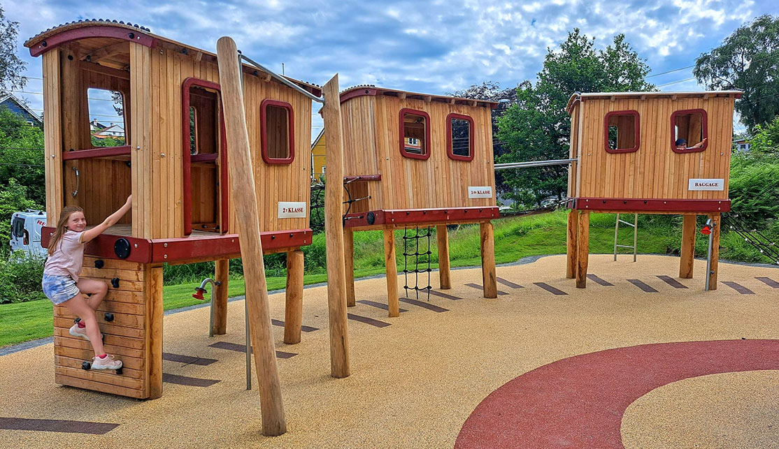 Togbane i tre på lekeplass.