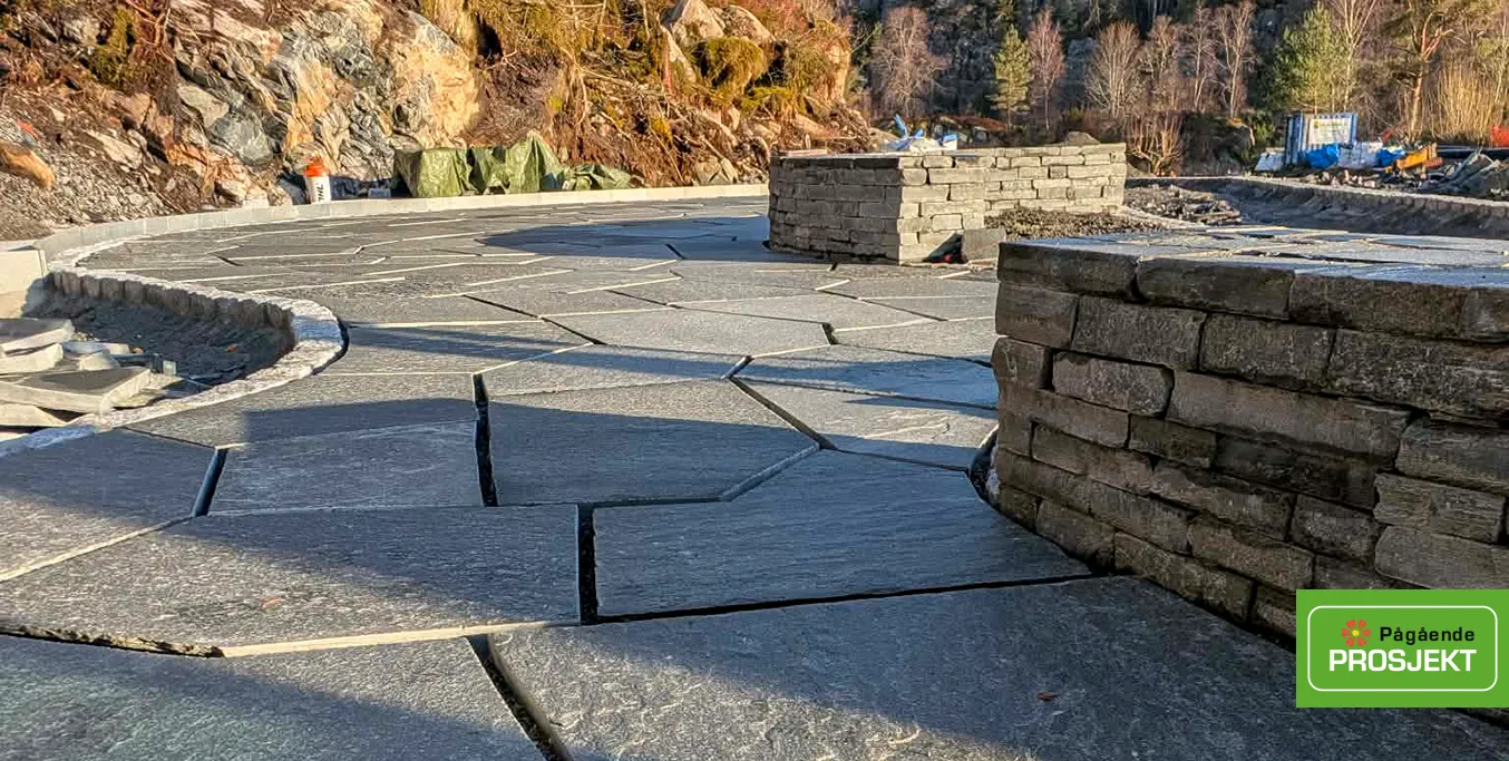 Uteområde belagt med skifer.